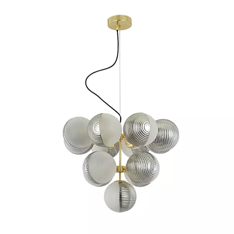 Moderne hanglamp van glas in de keuken